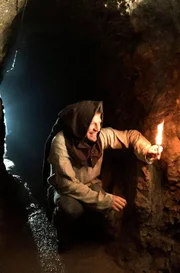 Florian Weber als Bergmann im Mittelalter unter Tage. Ein Kienspan dient als Taschenlampe.