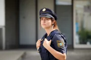 Skeptisch beobachtet Polizistin Strasser (Altine Emini), wie sich eine ältere Frau den Protestierenden anschließt. Was hat sie vor?