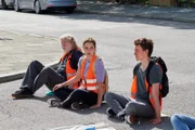 Was ist los mit Finn (Adrian Grünewald, r.)? Er wirkt angespannt und Lena (Valerie Stoll, M.) versucht, ihn zu beruhigen. Doch Finn steht mächtig unter Druck!