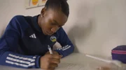 Charly beim Lernen in ihrer Schule.