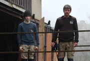 Moritz Ott (Claude Albert Heinrich, l.) und Frank Ott (Peter Schneider, r.) beobachten die ankommende Polizei auf ihrem Gelände.