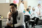 Assistenzarzt Dr. Pravesh (Manish Dayal) hat seine erste Schicht ohne seinen Mentor. Wie wird er sich schlagen?; Assistenzarzt Dr. Pravesh (Manish Dayal) hat seine erste Schicht ohne seinen Mentor. Wie wird er sich schlagen?