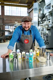 Sebastian Lege weiß, wie mit richtig viel Wasser und lauter Zusatzstoffen eine Fake-Sahne entsteht, die trotzdem schön cremig und lecker ist. Sebastian Lege weiß, wie mit richtig viel Wasser und lauter Zusatzstoffen eine Fake-Sahne entsteht, die trotzdem schön cremig und lecker ist.