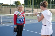 Beverly Goldberg (Wendi McLendon-Covey, l.); Jane Bales (Erinn Hayes, r.)