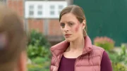 Viel verdächtiger ist Dr. Julia Malawski (Alma Leiberg). Angeblich wusste sie nicht, dass ihr neuer Freund Alexander Hauff ein Betrüger war. Es gehörte zu seiner Masche, sich an wohlhabende Menschen, vorzugsweise Ärzte, heranzumachen und sie dann um ihr Geld zu bringen. Hatte Julia Malawski wirklich noch nichts bemerkt?