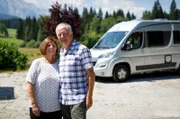 Heribert und Wilma wollen zum „Georgi Ritt“, der berühmten Pferdesegnung in Mittenwald. Obwohl die beiden schon seit Jahren am Tennsee campen, haben sie das Spektakel noch nie miterlebt.