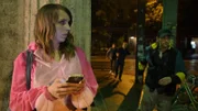 Luna Kunath (Caroline Erikson) ist unterwegs zu einer Kostümparty, als der flüchtige Einbrecher an ihr vorbeirennt.