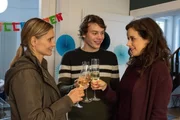 Nachdem Jasmin Waldschmidt (Alexandra Finder, l.) aus dem Gefängnis entlassen wird, feiert sie gemeinsam mit ihrem Sohn Luca Waldschmidt (Andreas Warmbrunn) und ihrer Schwester Carina Förster (Anja Knauer).