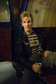 Robins Jugendliebe Simon (James Van der Beek) ist in New York und Robin möchte ihn ihren Freunden vorstellen. Simon, der einst ein ebenfalls gefeierter Star war, verhält sich immer noch unhöflich und arrogant ...