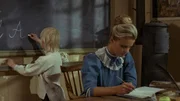 Michel (Jan Ohlsson, l.) macht die ersten Schreibübungen an der Tafel.