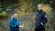 Polizist Kai Timmermann (Mathias Junge, r.) sucht die Umgebung des Flugplatzes nach verdächtigen Hinweisen ab. Dabei stößt er auf den Schulschwänzer Max Friedrichsen (Yaron Noam Volk, l.), der ganz in der Nähe spielt – mit einer Drohne. Hat der Junge etwas mit dem Flugzeugabsturz zu tun?