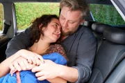 Ein Wunder mitten im Verkehrschaos! Trotz aller Hindernisse kommt die kleine Greta im Stau auf die Welt gekommen. Zeynep (Miriam Ohlmeyer) und Max (Fatoni) sind glücklich und erleichtert.