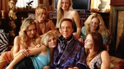 Der Männermagazin-Herausgeber und Playboy George Merritt (Peter Bogdanovich) ist immer und überall von seinen reizenden Mädels umgeben. Doch ist er auch in einen Mord verwickelt?