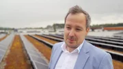 ARD/SWR ZUGEPFLASTERT!, "Wie schützen wir unsere Städte vor dem Hitzekollaps?", am Mittwoch (13.08.25) um 22:50 Uhr im ERSTEN. Das begrünte Dach seiner Maschinenbaufirma in Bocholt, Nordrhein-Westfalen, bringt Frank Spaleck in eine Win-Win-Win-Situation: Es wirkt positiv aufs Außenklima, kühlt das Gebäude im Sommer, dämmt es im Winter und steigert die Lebensdauer des Daches.