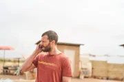 Der Fremde (Jamie Dornan) entdeckt ein Telefon, das er vor seinem Unfall versteckt hatte - und erhält prompt einen verstörenden Anruf.