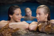 Mimmi (Allie Bertram) und Ondina (Isabel Durant) ahnen noch nicht, was Sirena (h.) (Amy Ruffle) vorhat.