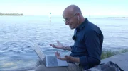 Karsten Schwanke bei einer Skypekonferenz mit Vertretern der Anrainerstaaten, die sich gemeinsam um die Wasserqualität des Sees kümmern. Über die Landesgrenzen hinweg.