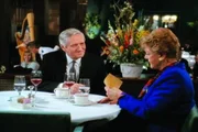 Jessica (Angela Lansbury, r.) ist erstaunt zu hören, dass ihr früherer Verlege Preston Giles (Arthur Hill, l.) auf Bewährung entlassen wurde. Giles saß wegen Mordes hinter Gittern ...