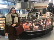 Du bist, was du isst. Bei Tara kommt nur Natur in den Topf. Die 25jährige Tara, erfolgreiche Unternehmerin und Kochbuchautorin, kämpft gegen Essensverschwendung und für Nachhaltigkeit. Sie tischt den Finnen nicht nur vergessene Gemüsesorten auf, sondern rührt den Kochlöffel auch für wohlschmeckende wie verantwortliche Ernährung.