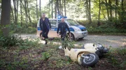Anneke van der Meer (Isabel Berghout) und Timmermann (Mathias Junge) finden an einem einsamen Waldweg Ellas Motoroller. Sie muss hier in der Nähe entführt worden sein.