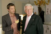 Kommissar Sven Hansen (Igor Jeftic, l.) ertappt Weinhändler Harry Norden (Dieter Thomas Heck, r.).