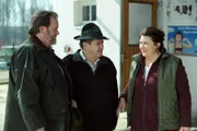 Moni ist überrascht, als neben Peter auch noch Stadlbauer auftaucht, um ihr zu helfen. Von links: Benedikt Stadlbauer (Andreas Geiss), Peter (Klaus Hager) und Monika Vogl (Christine Reimer).