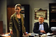 Caro steht unter Druck, weil sie einen wichtigen Termin verschlafen hat. Von links: Caroline Ertl (Teresa Rizos) und Martin Kirchleitner (Hermann Giefer).