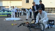 Eine Fahrradkurierin der "Bikefoodys" wurde unter dem Vorwand einer Bestellung in ein Industriegebiet gelockt und mutwillig überfahren – was KTU-Leiter Jan Arnaud (Mike Zaka Sommerfeldt, r.) und Rechtsmediziner Dr. Benedikt Förster (Florian Wünsche, l.) bereits am Tatort feststellen können. Wer hatte Grund, die junge Frau zu ermorden? Das Ermittlerteam rund um Martina Seiffert (Astrid M. Fünderich, 3.v.r) und Rico Sander (Benjamin Strecker, 2.v.r.) stößt im Laufe der Ermittlungen auf so manch illegale Machenschaften innerhalb des exklusiven Lieferdienstes.