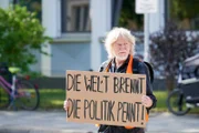Auch Henning (Joachim Seemann) ist Teil der Klimaprotestgruppe und beteiligt sich entschlossen an der Protestaktion.