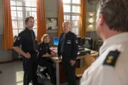 Revierleiter Haller (Hannes Hellmann, r.) versetzt Mattes (Matthias Schloo, l.) aufgrund der Anschuldigungen gegen ihn in den Innendienst und weist Melanie (Sanna Englund, 2.v.l.) und Wolle (Harald Maack, 2.v.r.) an, zügig herauszufinden, wie sich alles abgespielt hat.