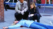 Eames (Kathryn Erbe) und Carver (Courtney B. Vance) sind am Tatort: Eine junge Frau (Darstellerin unbekannt) ist von einem Straßenräuber erschossen worden.