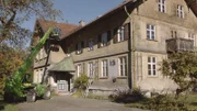 Das alte Bühler Dorfschulhaus wird gerade von freiwilligen Helfern winterfest gemacht.