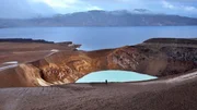 Im Vatnajökull-Nationalpark liegt die Caldera des Vulkans Askja mit mehreren Kraterseen.
