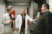 Metzger Erwin Reitenauer (Rainer Haustein, m.) wundert sich über den Besuch der Kommissare Korbinian Hofer (Joseph Hannesschläger, r.) und Sven Hansen (Igor Jeftic, l.).