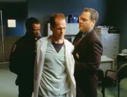 Der heroinabhängige Gerichtsmediziner Ewan (Kevin J. O'Connor, M.) wird von Detective Robert Goren (Vincent D'Onofrio) verhaftet.