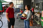 Im Mordfall an einer Fahrradkurierin muss Kommissarin Lea Gomez (Jasmin Gassmann, 2.v.r.) undercover bei dem Lieferdienst "Bikefoodys" ermitteln. Ihr neuer Kollege Devid Laux (Sascha Weingarten, l.) nimmt sie in Empfang und zeigt ihr den Betriebsablauf. Lea stellt sich jedoch insgeheim nur die eine Frage: Hatte einer der Fahrradkuriere Grund, die Kollegin zu ermorden?