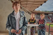 Annika (Merle Sophie Eismann, re.) und Nesrin (Julie Marienfeld, mitte) sind unzufrieden mit der Aufgabenverteilung von Joel (Samuel Koch, li.).