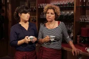 Eva (Lucie Muhr) gesteht Bea (Christiane Brammer, re.) das Techtelmechtel mit Constantin.