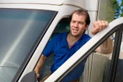 Paketfahrer Lew (Nicolas Garin) steht unter Druck: Er ist noch in der Probezeit und darf keine Zeit verlieren. Doch Klimaprotestierende versperren die Straße und schnell staut sich der Verkehr.