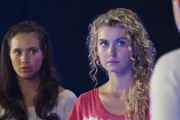 Ondina (v.) (Isabel Durant) und Mimmi (h.) (Allie Bertram)  sind Zac (r.) (Chai Romruen) in die Kammer der Meermänner gefolgt.