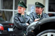 Auf dem Altstadtring gab es einen Unfall und nun steht in der Leitplanke ein demoliertes Auto, doch vom Fahrer fehlt jede Spur. Xaver (Andreas Giebel, r.) und Felix (Florian Karlheim, l.) überlegen, was zu tun ist.
