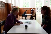 Angelika Flierl und Harald Neuhauser beginnen mit Befragung. Angelika Flierl befragt Lydia, die engste Freundin der ermordeten Mitschülerin Kim. Von links: Angelika Flierl (Bernadette Heerwagen), Harald Neuhauser (Marcus Mittermeier), ein Polizist (Komparse), Küsbert (Thomas Schmauser) und Lydia Hermann (Nadja Sabersky)
