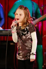 Jim und seine Band gewinnen einen Wettbewerb, um für das Kindervorbild Jami McFame zu spielen.