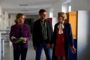 Angela Flierl (Bernadette Heerwagen, l.) und Harald Neuhauser (Marcus Mittermeier, M.) reden mit Direktorin Hänsler (Sina Wilke,r.) über die ermordete Schülerin Kim. Dabei ist Frau Hänsler auf den guten Ruf ihres Internats bedacht.