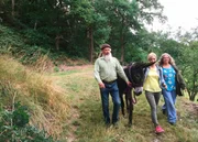 Anna Lena Dörr mit Familie Sylvia und Friedrich Morgenstern und Esel Martina auf dem Weg in Odins Mühle.