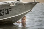 Die junge Meerjungfrau Neppy (Angourie Rice) beobachtet hinter einem Boot versteckt Meermann Erik.