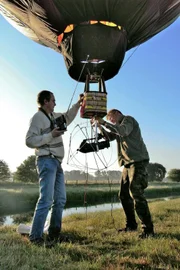 Kameramann Ralph Schieke (rechts) und Ballonpilot Jürgen Meier bereiten den Modell-Heißluftballon für Flugaufnahmen im Artland vor.