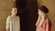 Charlie (Sinje Irslinger, rechts) beichtet Dajana (Stephanie Amarell), dass sie Lore das Foto gezeigt hat.