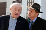 Bayerisches Fernsehen DAHOAM IS DAHOAM, FOLGE 918, "Es grünt so grau", am Donnerstag um 19:45 Uhr. Bürgermeister Schattenhofer und Pfarrer Kurz kennen sich von früher. Von links: Pfarrer Kurz (Hans Stadlbauer) und Lorenz Schattenhofer (Werner Rom).