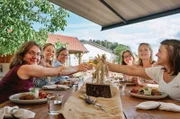 Auf dem Kinne-Hof im Saarland stoßen die Landfrauen auf das letzte Essen an (v.l.n.r.): Andrea Göhring, Dorothea John, Angelika Schimpfle, Veronika Ams, Barbara Schmitt, Monja Oechsle